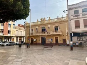 Edificio del Ayuntamiento de Foios en una plaza pública