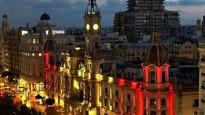 Fachada del Ayuntamiento de Valencia iluminada con los colores de la bandera de España