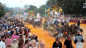 Desfile de carrozas en la Batalla de Flores en Valencia con público disfrutando.