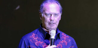 Bertín Osborne en un concierto con micrófono en mano