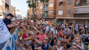 Multitud de personas en la cabalgata de cerámica en Manises
