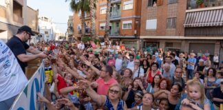 Multitud de personas en la cabalgata de cerámica en Manises