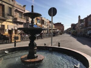 Fuente decorativa en una calle de El Palmar con restaurantes