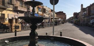 Fuente decorativa en una calle de El Palmar con restaurantes