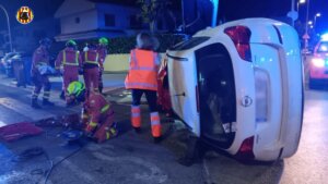 Coche volcado lateralmente tras chocar con otro en Pobla de Farnals