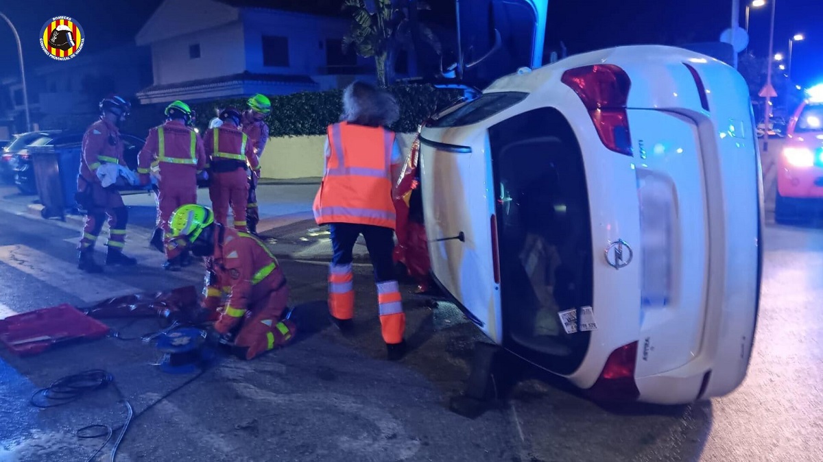 Coche volcado lateralmente tras chocar con otro en Pobla de Farnals