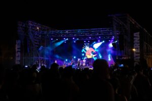 Concierto en las Fiestas Mayores de Paterna con público y escenario iluminado