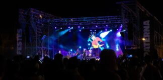Concierto en las Fiestas Mayores de Paterna con público y escenario iluminado
