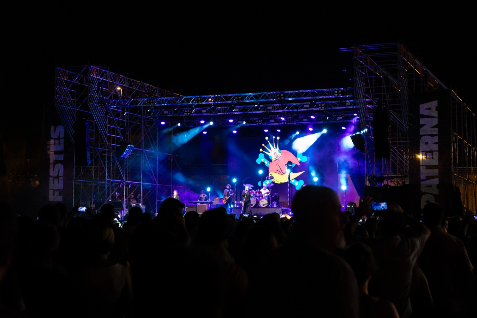 Concierto en las Fiestas Mayores de Paterna con público y escenario iluminado
