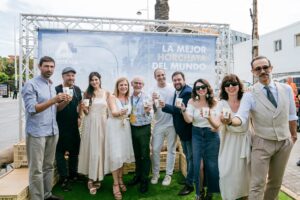 Celebración del Día de la Horchata en Alboraia con asistentes sosteniendo vasos