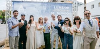 Celebración del Día de la Horchata en Alboraia con asistentes sosteniendo vasos
