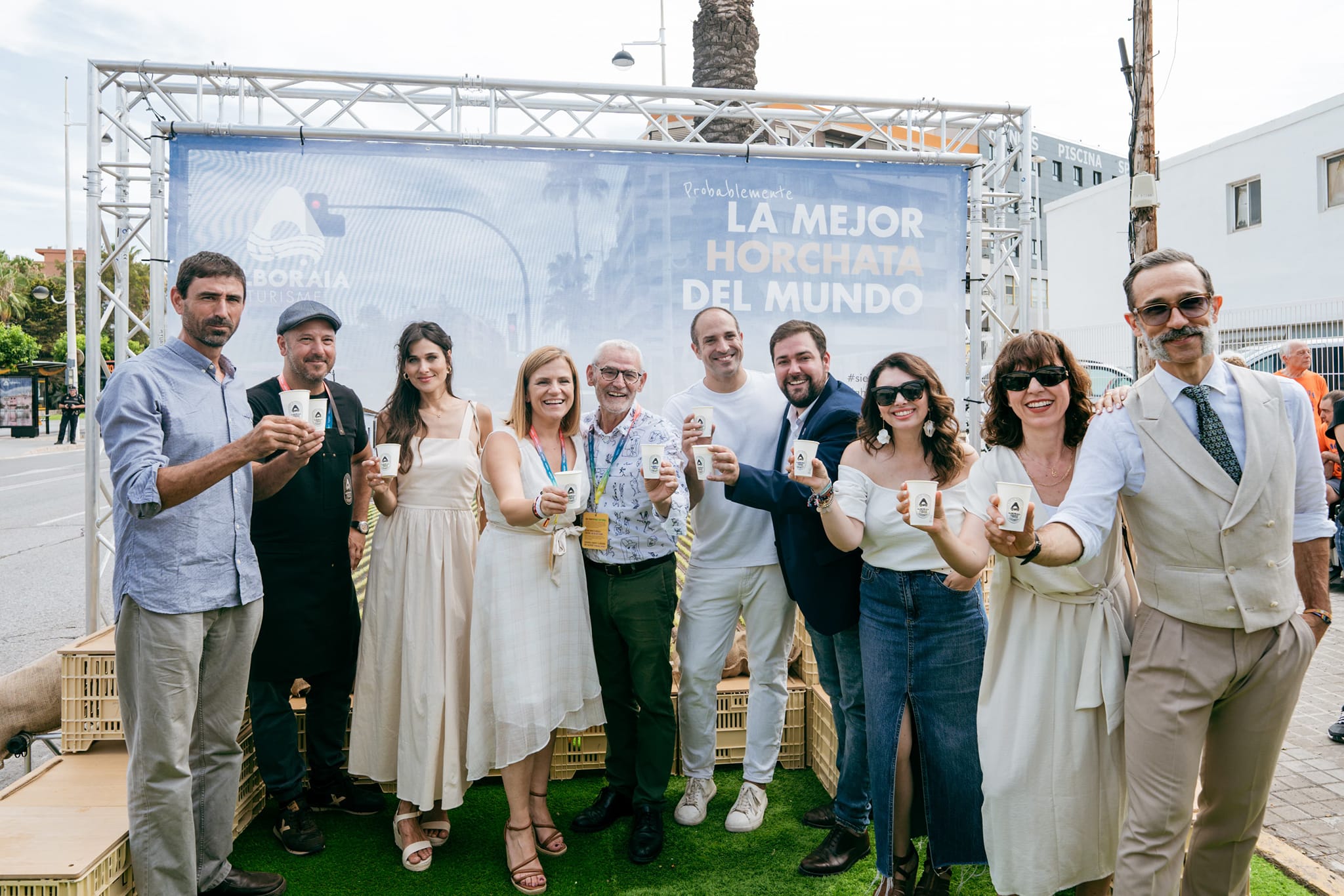 Celebración del Día de la Horchata en Alboraia con asistentes sosteniendo vasos