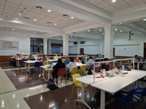 Estudiantes en el Centro de Estudios Arcoíris de Paterna (1)