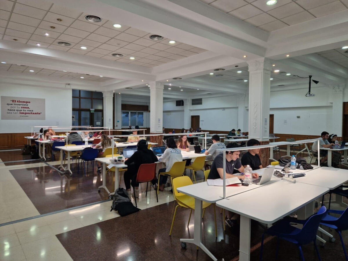 Estudiantes en el Centro de Estudios Arcoíris de Paterna (1)