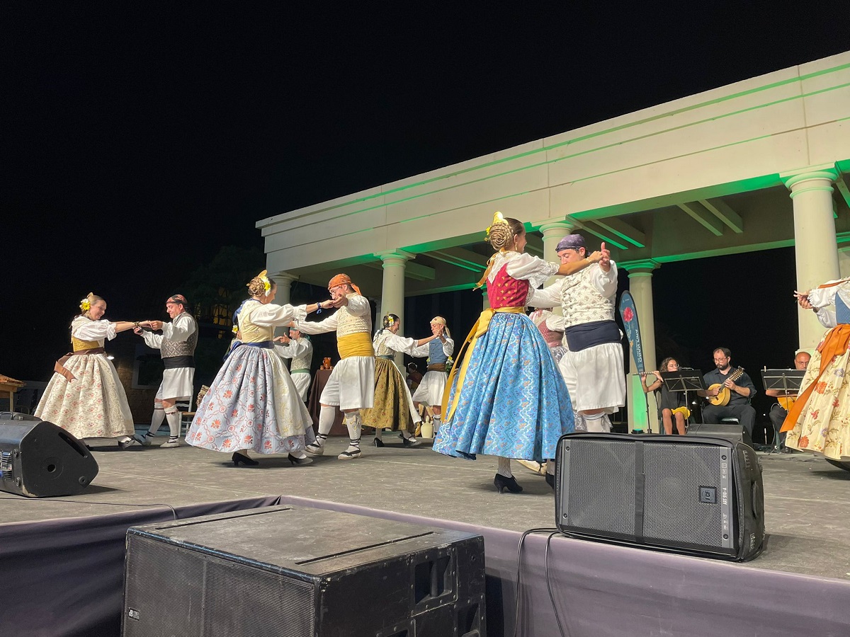 Danza tradicional valenciana en los Jardines del Palau