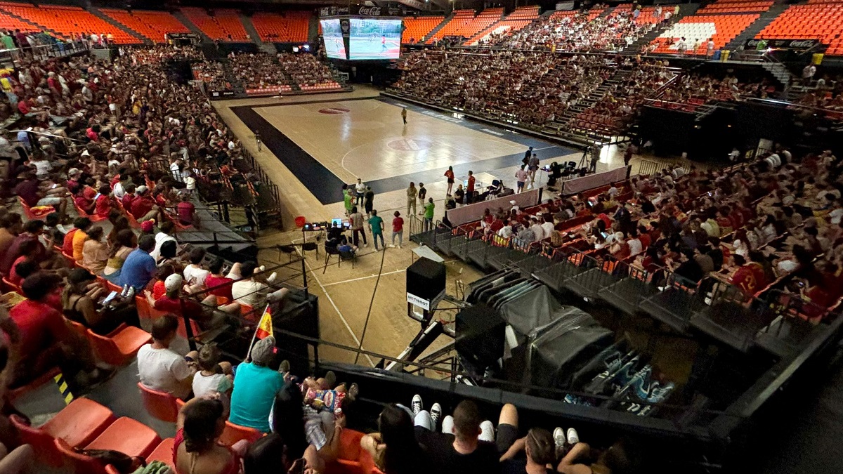 5.500 personas animaron en la Fonteta a España en la semifinal de la Eurocopa