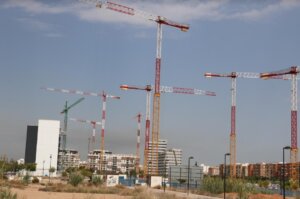 gruas y edificios construcción Quart de Poblet