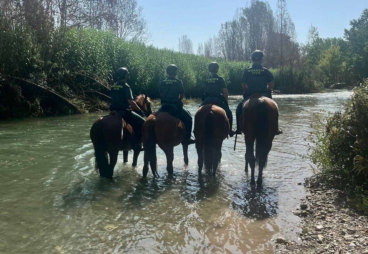 Agentes de la Guardia Civil a caballo patrullando en el parque natural del río Túria