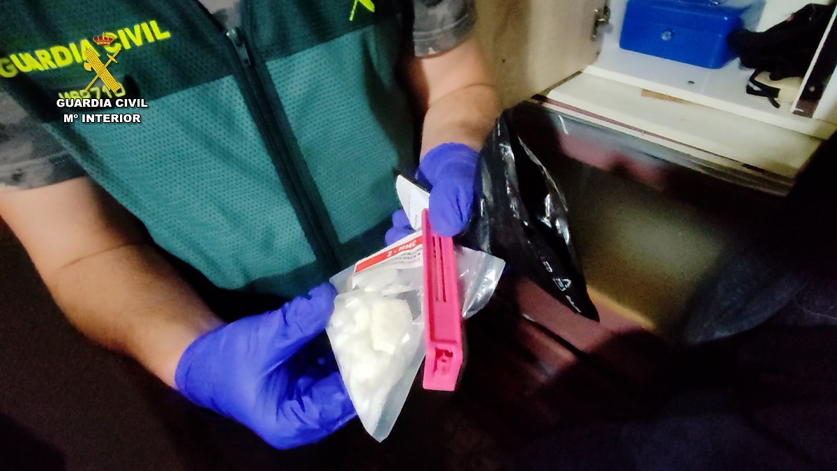 Un agente sujeta una bolsa con la droga Alfa-PiHP