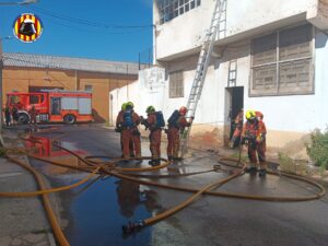 Bomberos trabajando en un incendio en una nave abandonada en Aldaia