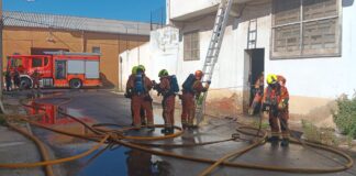 Bomberos trabajando en un incendio en una nave abandonada en Aldaia