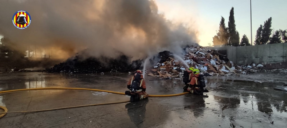 Incendio en una planta de residuos entre Picassent y Almussafes