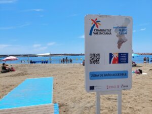 Indicativo zona baño accesible La Pobla de Farnals