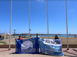 izado de banderas playa La Pobla de Farnals