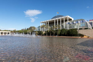 Vista del Palau de la Música de Valencia con fuentes y palmeras