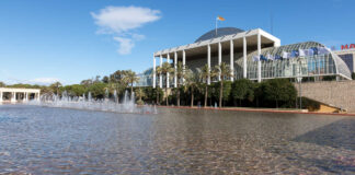 Vista del Palau de la Música de Valencia con fuentes y palmeras