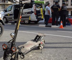 Patinete eléctrico aparcado junto a la Policía Local de Valencia