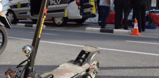 Patinete eléctrico aparcado junto a la Policía Local de Valencia