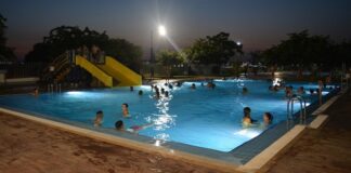 Noche en las piscinas lúdicas de Picanya con niños y adultos disfrutando