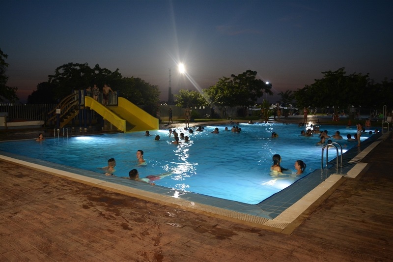 Noche en las piscinas lúdicas de Picanya con niños y adultos disfrutando