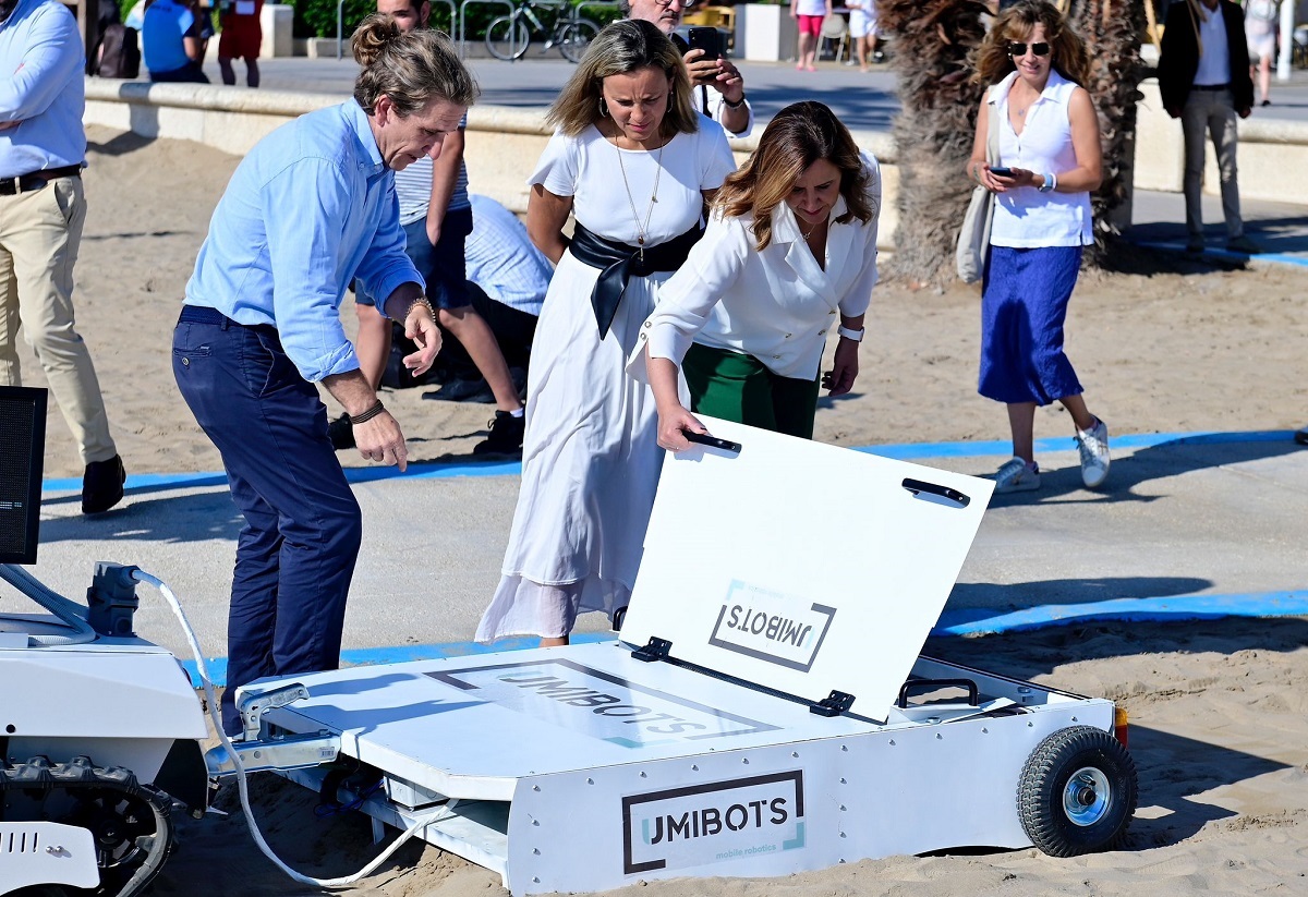 Pruebas con el robot inteligente de limpieza de playas basado en IA