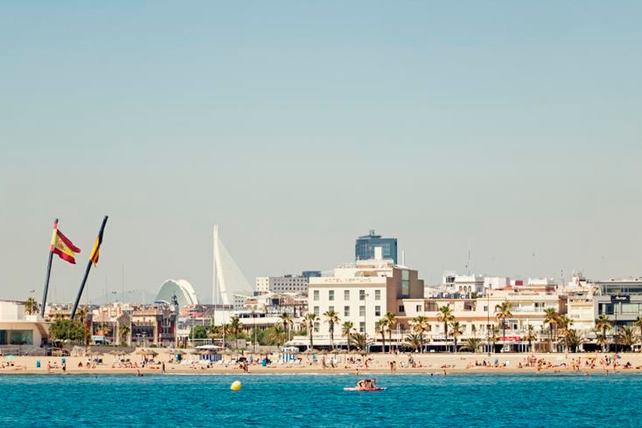 Vista de la playa del Cabanyal en Valencia con banderas y edificios