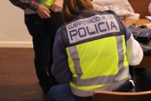 Agentes de la Policía Nacional se entrevistan con víctimas de trata de seres humanos