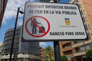Cartel que prohíbe depositar bolsas de basura en la vía pública en Torrent