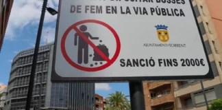 Cartel que prohíbe depositar bolsas de basura en la vía pública en Torrent