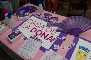 Mesa con materiales de la campaña contra agresiones sexistas en fiestas