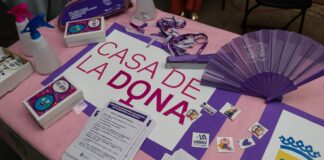 Mesa con materiales de la campaña contra agresiones sexistas en fiestas