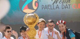 Participantes del World Paella Day Cup sosteniendo el trofeo