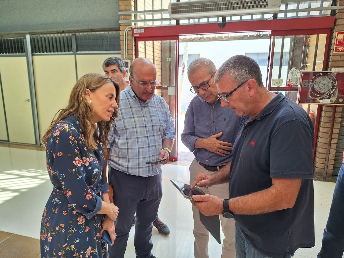 Julia Climent y Santiago Ballester visitan la instalación fotovoltaica del Mercado de Benicalap