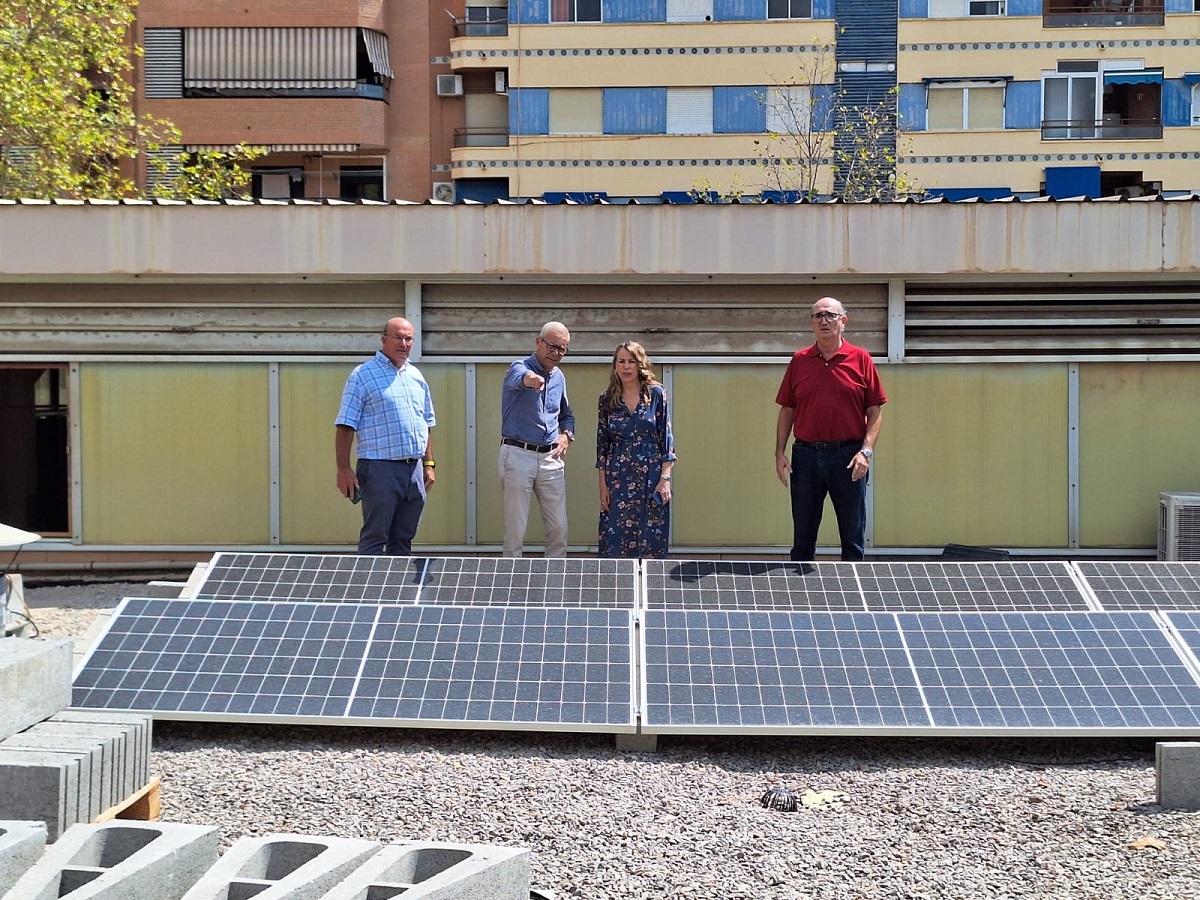 Julia Climent y Santiago Ballester visitan la instalación fotovoltaica del Mercado de Benicalap