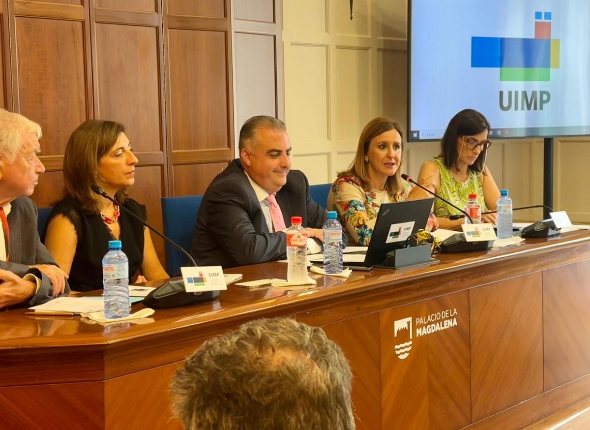 María José Catalá, durante su intervención en la sede de la UIMP en Santander