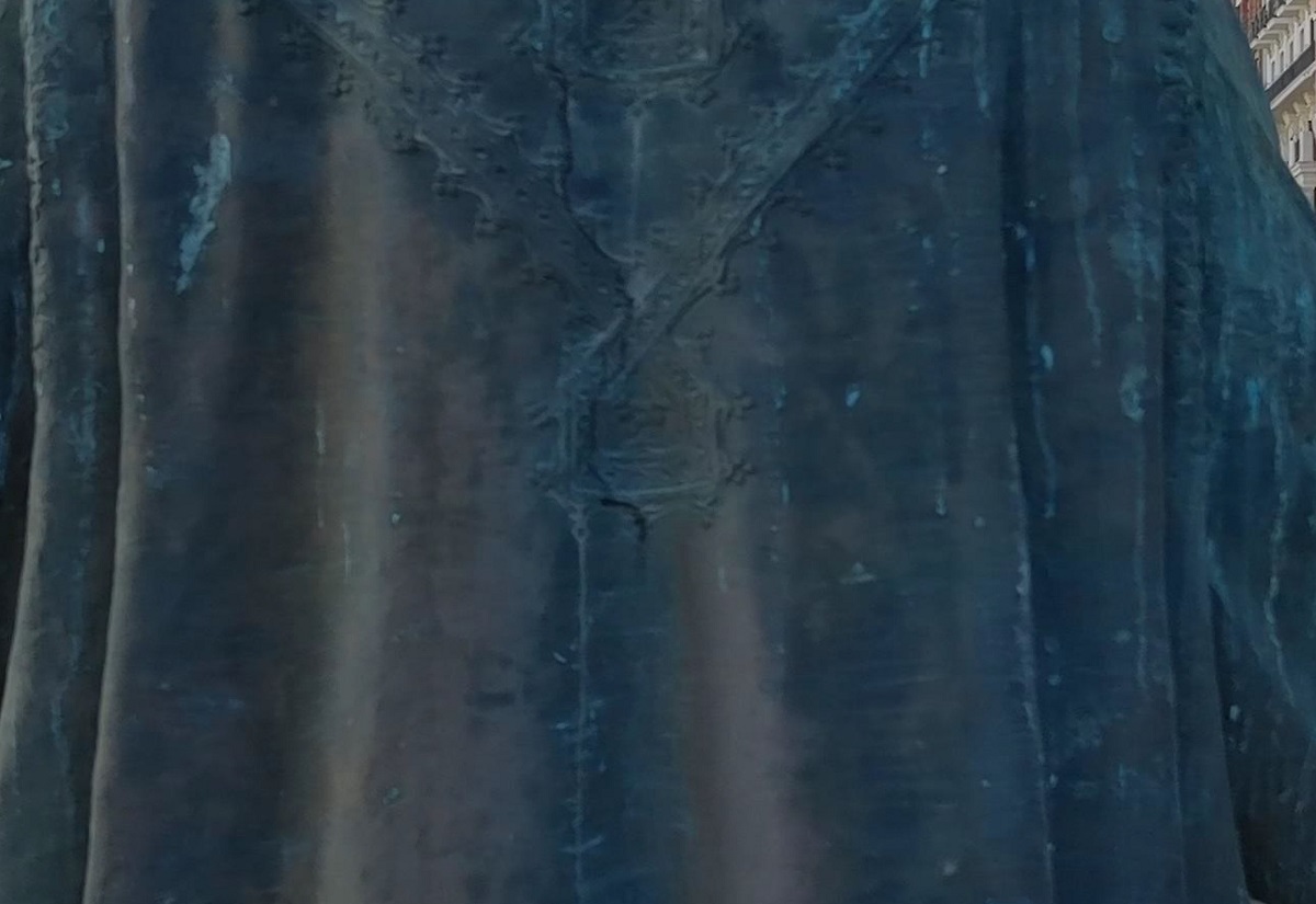 Fisura descubierta en la espalda de la estatua de Vinatea