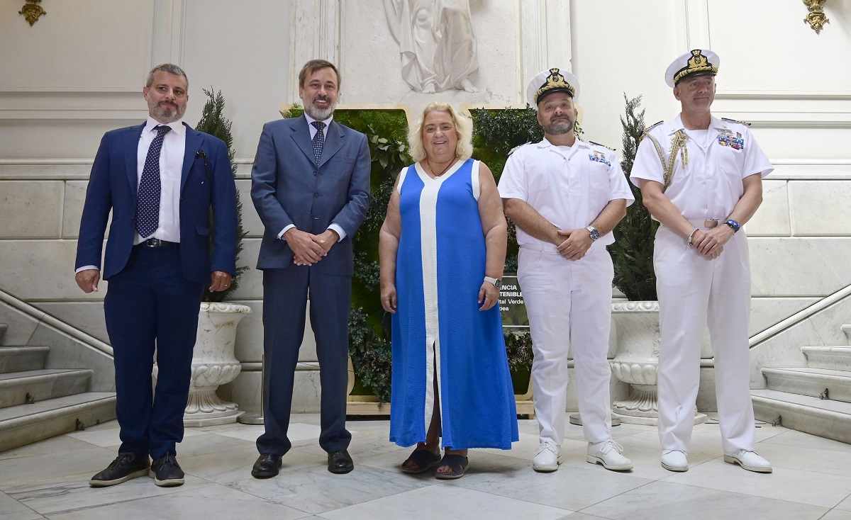 La alcaldesa de Valencia en funciones, María José Ferrer San Sagundo, recibe en el Ayuntamiento a los responsables del buque escuela italiano 'Palinuro'