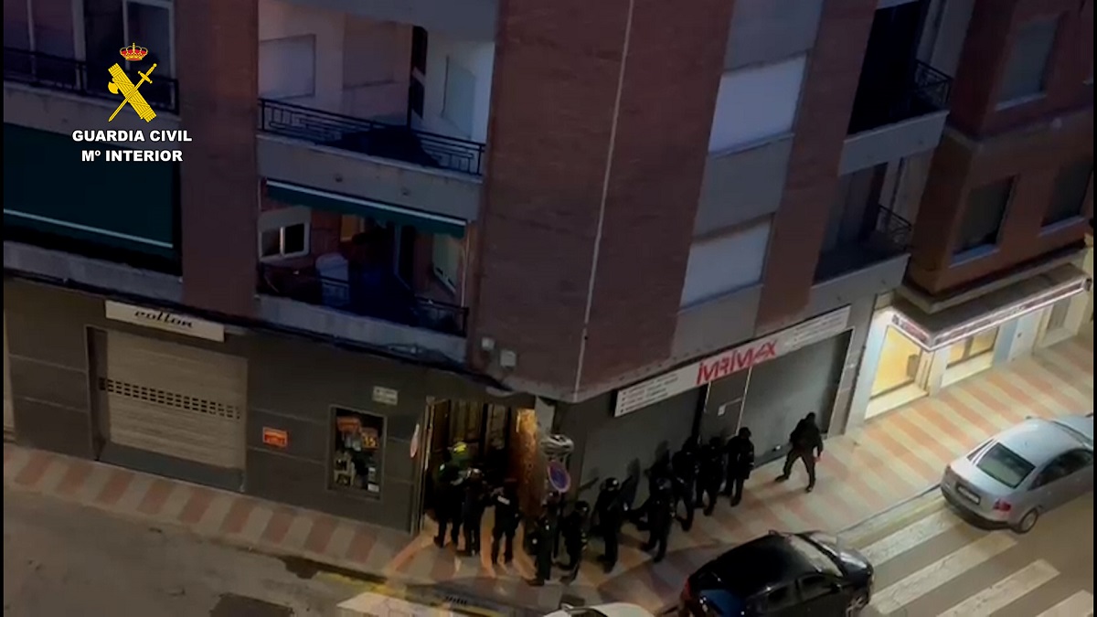 Los agentes de la Guardia Civil realizan la entrada y registro del narcopiso
