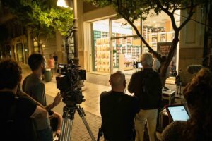 Equipo de filmación en una calle de Valencia durante un rodaje nocturno