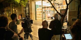 Equipo de filmación en una calle de Valencia durante un rodaje nocturno